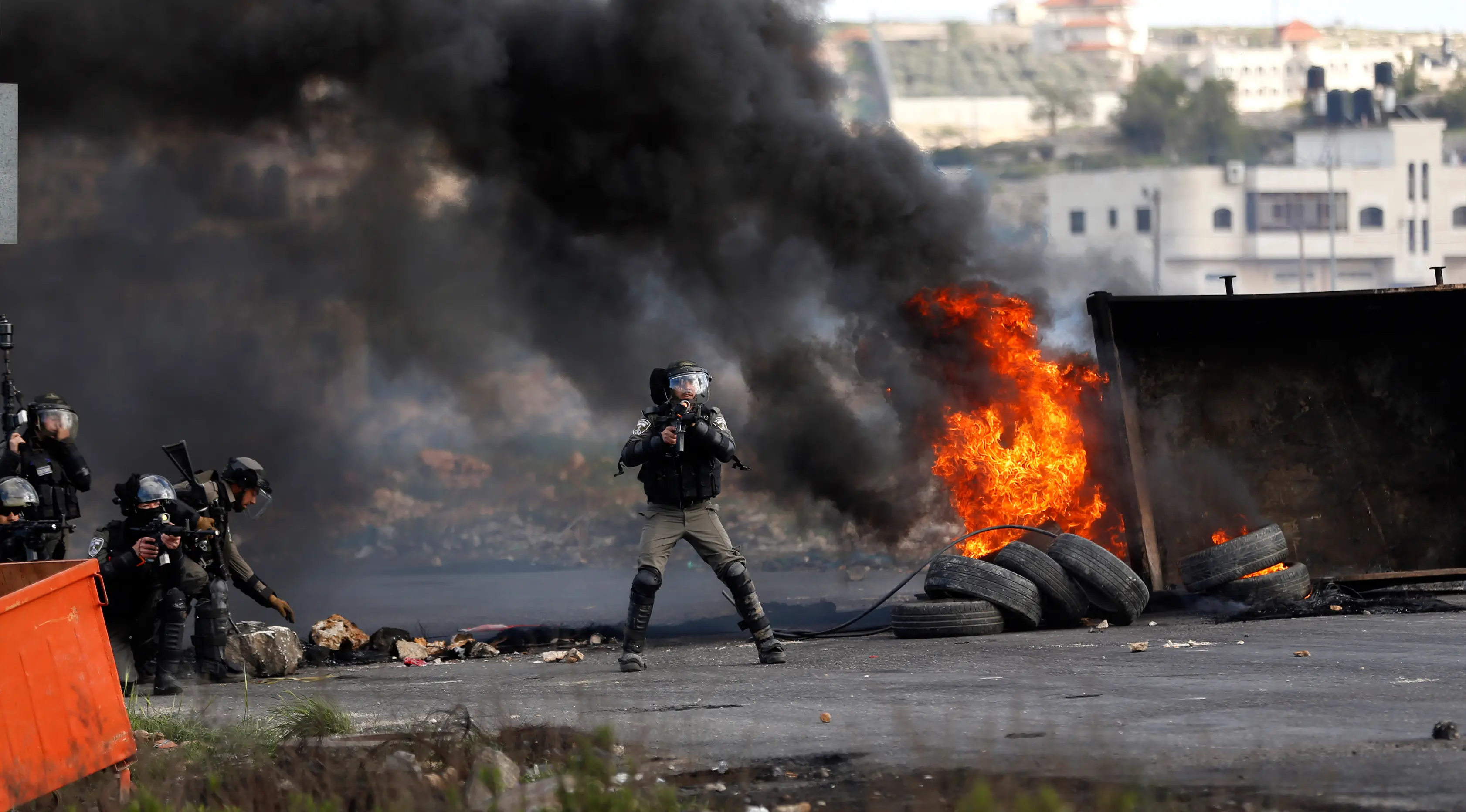 Pasukan keamanan Israel berusahan membubarkan demonstran Palestina saat terjadi aksi di kota Ramallah Palestina (16/3). Mereka menolak pengakuan Presiden AS Donald Trump atas Yerusalem sebagai ibu kota Israel. (AFP Photo/Abbas Momani)