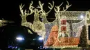Berbagai dekorasi Natal terlihat saat pengunjung mengendarai mobil mereka menyusuri jalan dalam acara drive-thru "WinterLights" di Pacific National Exhibition, Vancouver, British Columbia, Kanada, 12 Desember 2020. (Xinhua/Liang Sen)