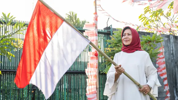 ibu memegang bendera merah putih