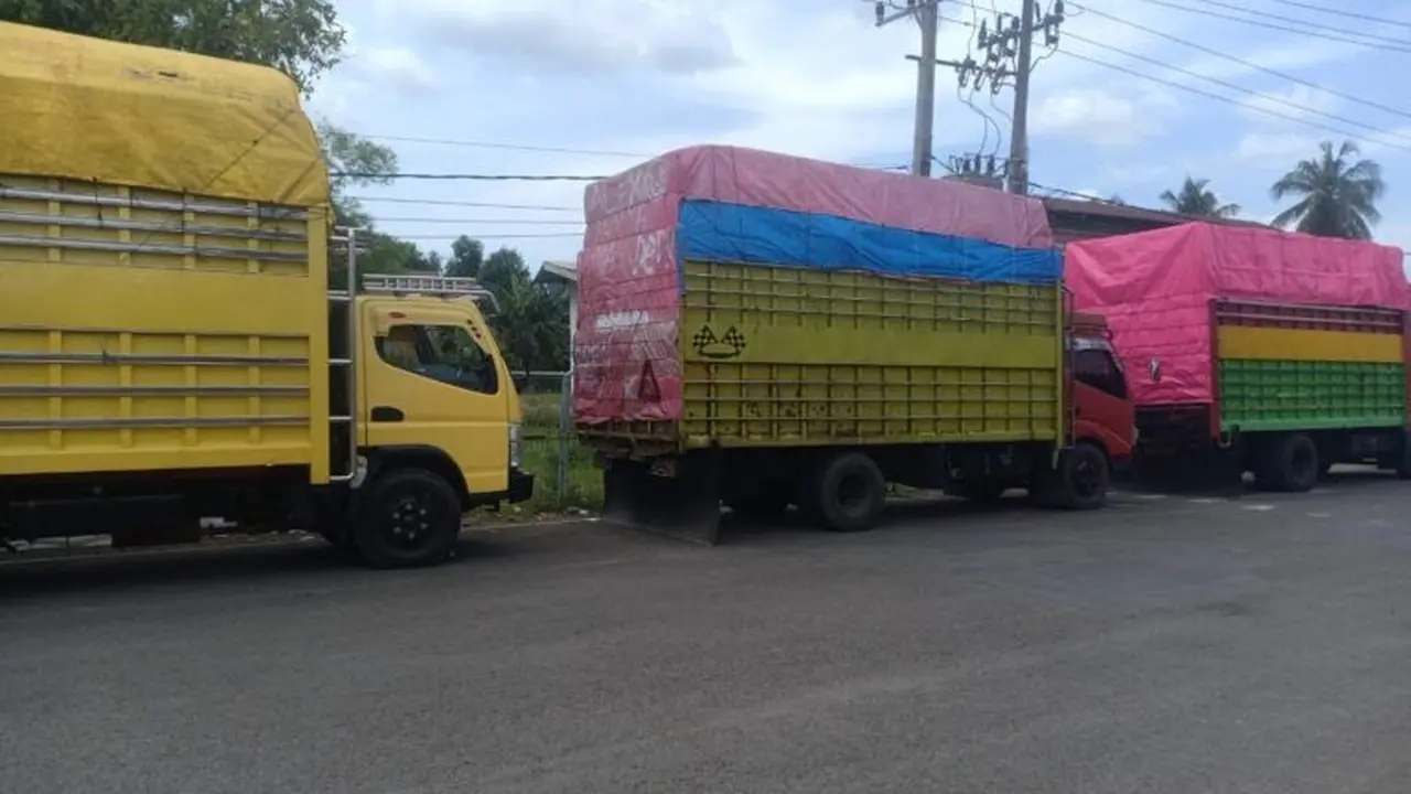 Barang bukti truk pengangkut ribuan liter BBM subsidi yang diduga akan diseluindupkan ke Morowali yang berhasil diamankan Polres Sinjai (Liputan6.com/ Eka Hakim)