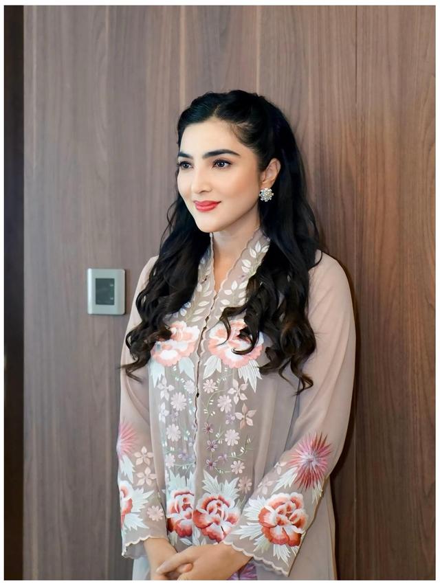 6 Potret Outfit Kebaya Ashanty di Kondangan Teman Kuliah, Inspirasi Gaya Elegan