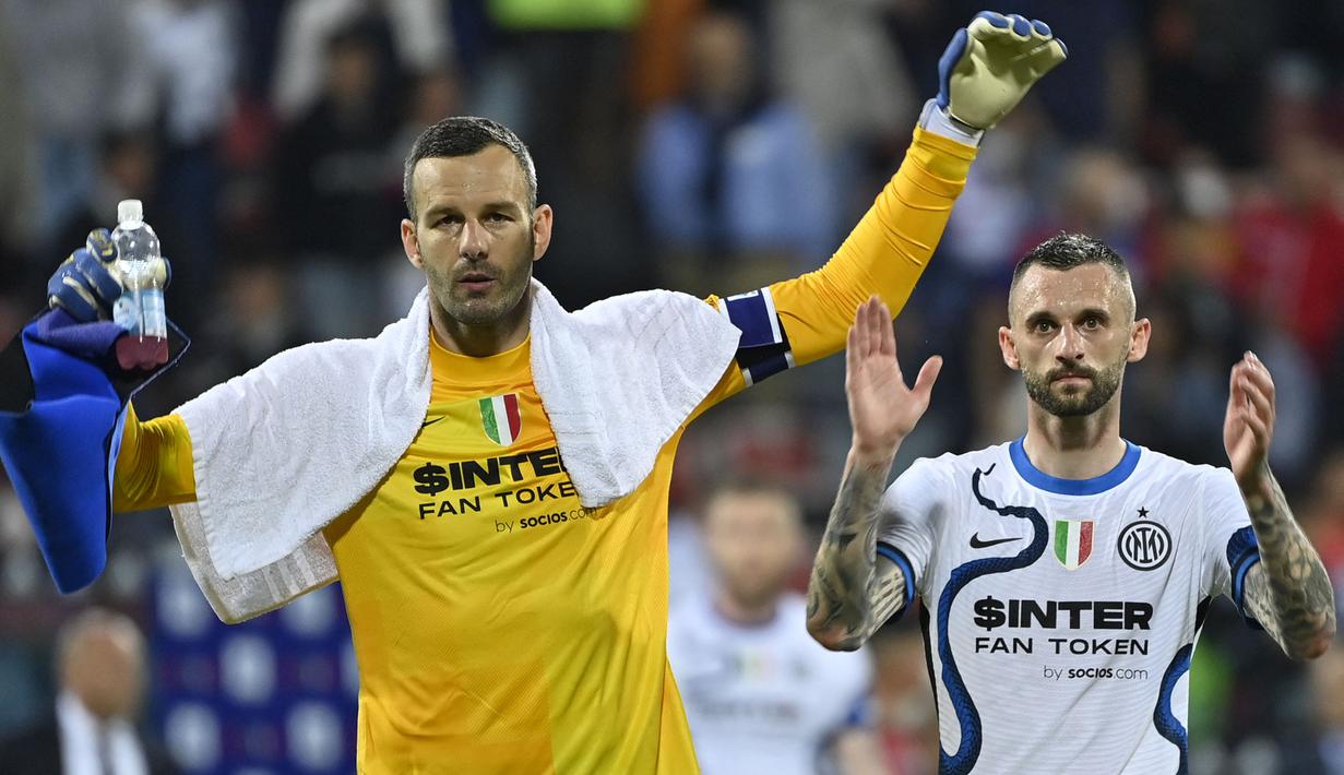 <p>Samir Handanovic menjadi kiper terbaru yang memutuskan pensiun bersama Inter Milan pada Juli 2023. Selama total 11 musim berseragam Inter Milan sejak didatangkan dari Udinese pada awal musim 2012/2013, hanya di musim terakhirnya pada 2022/2023 ia tak menjadi pilihan utama di bawah mistar gawang Inter Milan. Hingga pensiun, ia total bermain dalam 455 laga bareng Nerazzurri dengan raihan 1 trofi Serie A, 2 Coppa Italia dan 1 Supercoppa Italiana. (AFP/Alberto Pizzoli)</p>