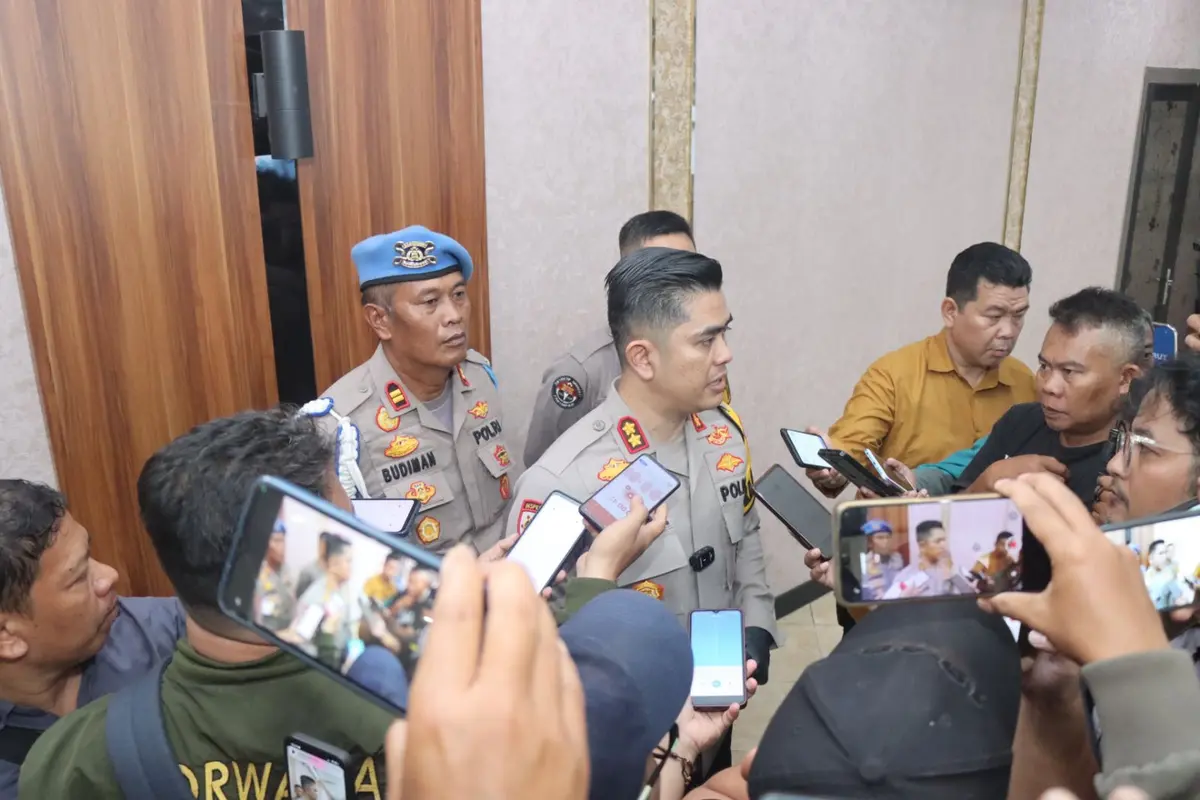 Kapolres Garut AKBP M Fajar Gemilang, memberikan penjelasan kepada wartawan penanganan kasus oknum polres Garut yang viral setelah terbukti ngamar bersama oknum guru di Garut selatan. (Liputan6.com/Jayadi Supriadin)J