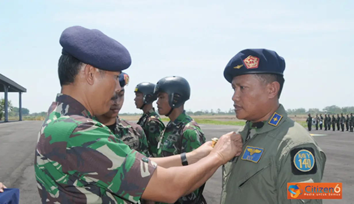 Citizen6, Surabaya: Prosesi penyematan brevet pada upacara Wing Day tersebut, dipimpin langsung Dankobangdikal Laksda TNI Djoko Teguh Wahojo di lapangan Hangar Skuadron 400 Lanudal Juanda, Surabaya, Kamis (25/10). (Pengirim: Penkobangdikal).