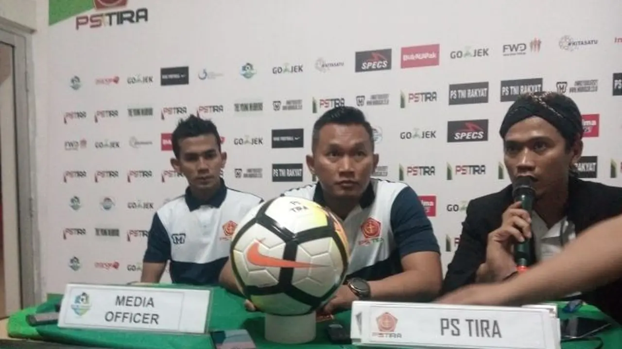 Pelatih PS Tira, Rudy Eka Priambada (tengah)