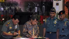 TNI menandatangani nota kesepahaman (MoU) dengan Palang Merah Indonesia (PMI), Jakarta, Kamis (11/12/2014). (Liputan6.com/Miftahul Hayat)