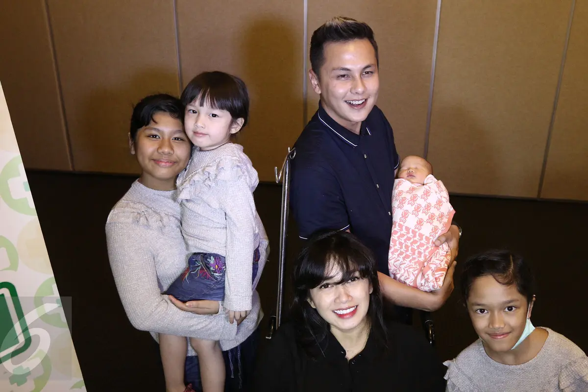 Andhika Pratama bersama Ussy Sulistiawaty dan empat anaknya.