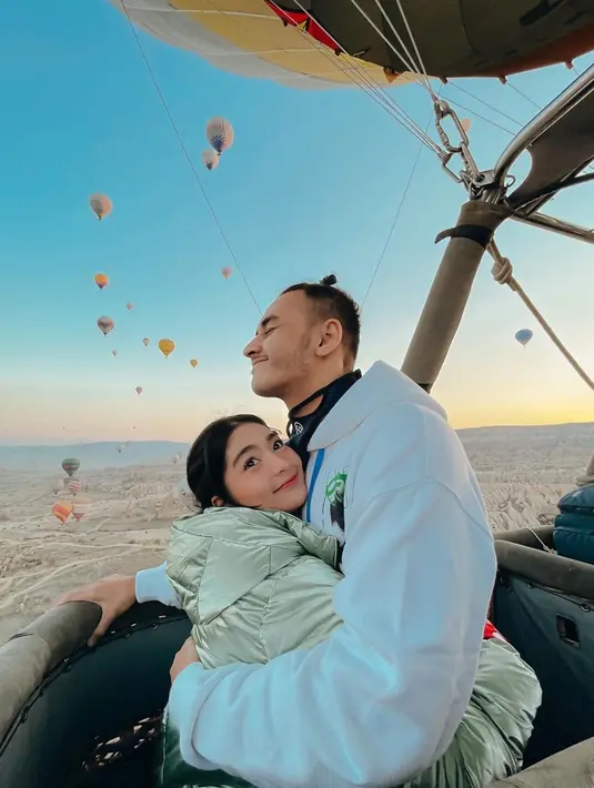 Selain mendaki gunung, dalam beberapa kesempatan Debi Sagita ajak Marco kencan dengan hiking bareng. Saling bersama dalam menjalani hobi, tentu menjadi kebahagiaan tersendiri. Banyak netizen doakan hubungan keduanya agar langgeng. (Liputan6.com/IG/debisagita)