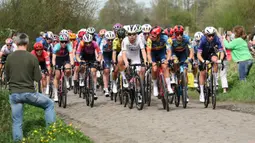 Pembalap Team SD Worx - Protime, Lotte Kopecky (tengah) memacu sepedanya di antara peloton saat perlombaan balap sepeda Paris Roubaix Femmes 2024 yang menempuh 148,5km antara Denain hingga Roubaix, Prancis, Sabtu (06/07/2024) waktu setempat. (AFP/Francois Lo Presti)