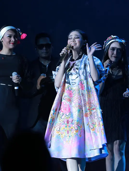 Tak heran jika Andien merasa deg-degan di konser tunggal perdananya. Pasalnya, ribuan pasang mata menanti penampilan terbaik dari penyanyi cantik ini.(Galih W. Satria/Bintang.com)