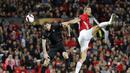 Zlatan Ibrahimovic berusaha menjangkau bola saat berduel dengan pemain FC Zorya Luhansk, Mikhail Sivakov pada laga kedua Grup A Liga Europa di Old Trafford, Jumat (30/9/2016) dini hari WIB. (Reuters/Darren Staples)