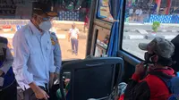 Menteri Perhubungan Budi Karya Sumadi (kiri) berbincang dengan penumpang bus di Terminal Kampung Rambutan, Jakarta, Kamis (29/10/2020). Budi Karya melakukan edukasi kepada penumpang yang masih banyak menggunakan masker scuba untuk memakai masker medicated atau berlapis. (Dok: Kemenhub)