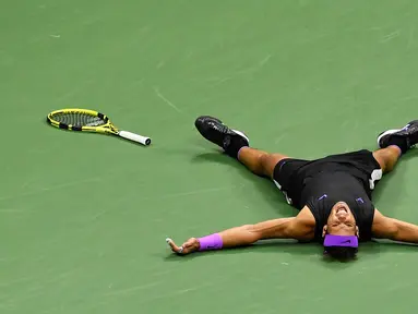 Petenis Spanyol, Rafael Nadal usai mengalahkan Daniil Medvedev dari Rusia pada babak final AS Terbuka 2019 di New York, Minggu (8/9/2019). Nadal menjadi juara melalui pertarungan lima set 7-5, 6-3, 5-7, 4-6, dan 6-4. (AP Photo/Sarah Stier)