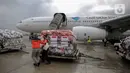 Petugas menyiapkan bantuan untuk penanganan gempa di Turki dan Suriah di di Base Ops Lanud Halim Perdana Kusuma, Jakarta, Selasa (21/2/2023). Dampak gempa ini menyebabkan 35.418 orang meninggal dunia lebih dari 24.921 orang luka luka dan lebih dari 80.000 lebih bangunan rusak. (Liputan6.com/Faizal Fanani)