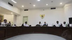 Presiden Jokowi menggelar rapat kabinet terbatas bidang perekonomian di Kantor Presiden, Jakarta, Kamis (30/10/2014). (Liputan6.com/Herman Zakharia)