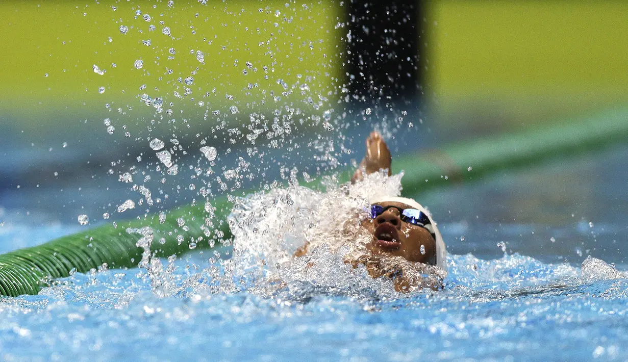 Seorang perenang memacu kecepatan saat Festival Akuatik Indonesia 2019 di Aquatic Center, Gelora Bung Karno, Jakarta, Kamis (25/4). FAI 2019 menjadi ajang untuk menyeleksi atlet jelang Olimpiade 2020. (Bola.com/Yoppy Renato)