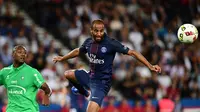 Gelandang PSG, Lucas Moura, beraksi pada laga kontra Saint-Etienne dalam lanjutan Ligue 1 di Parc des Princes, Paris, Jumat (9/9/2016). (AFP/Franck Fife)