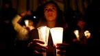 Seorang wanita membawa lilin sebagai simbol dukungan damai dalam aksi diam di Bolivar Square, Bogota, Rabu (5/10). Sebelumnya pada Minggu, 2 Oktober 2016 waktu setempat, Kolombia menggelar referendum tentang perdamaian dengan FARC. (REUTERS/John Vizcaino)