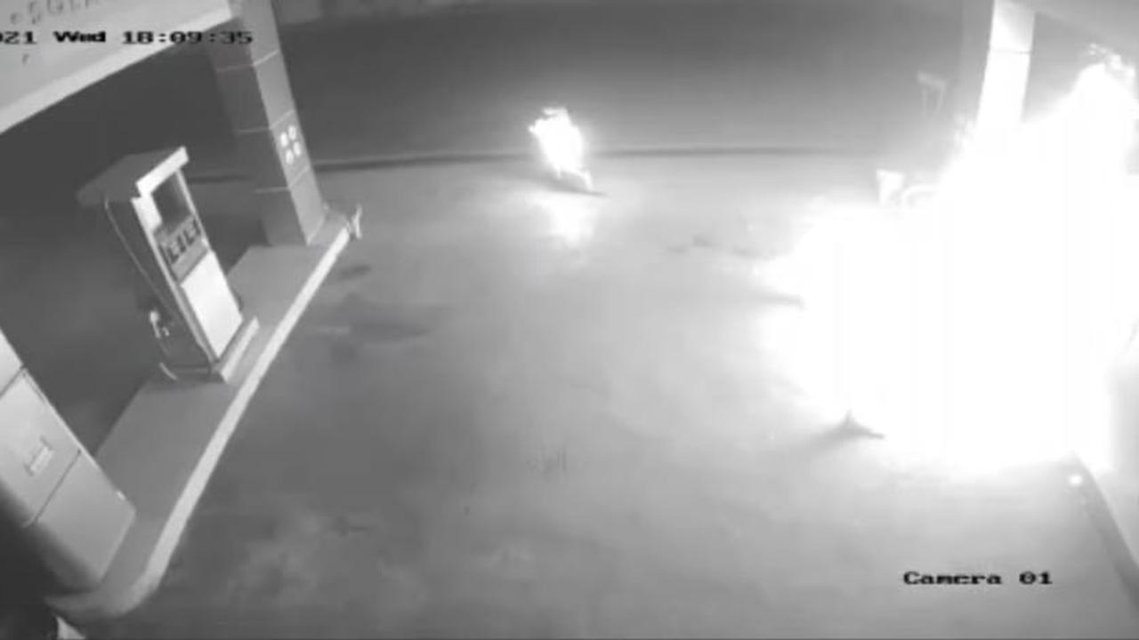 Rekaman CCTV, seorang pria mabuk nekat membakar dispenser pertalite dan premium SPBU paga.(Liputan6.com/ Dionisius Wilibardus)