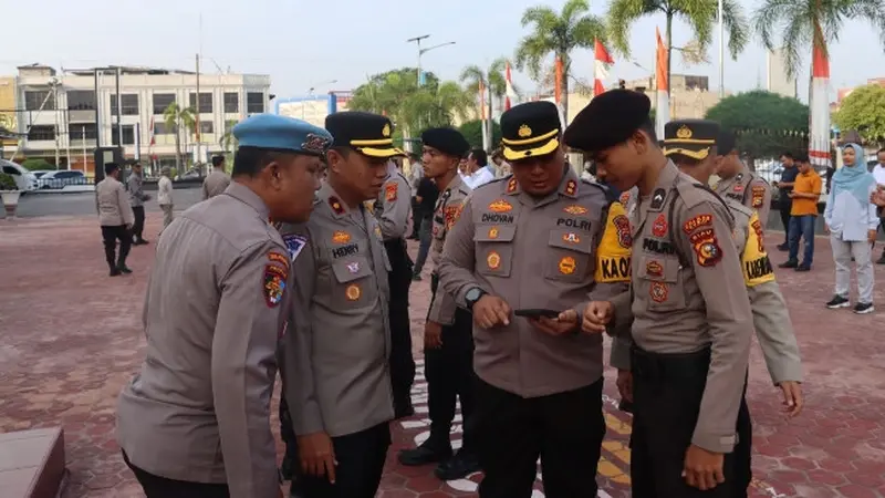 Kepala Polres Kota Dumai mengecek telepon anggota untuk mengetahui apakah ada aplikasi judi online.