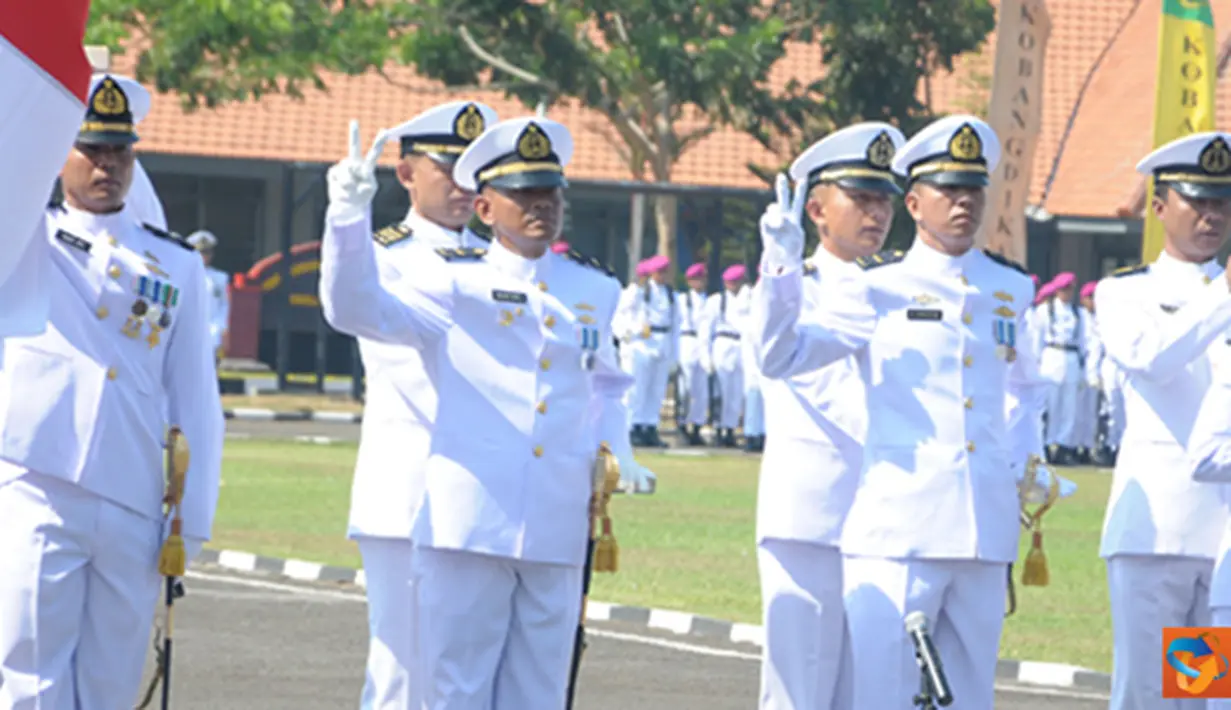 Citizen6, Surabaya: KSAL Laksamana TNI Soeparno melantik dan mengambil sumpah 195 perwira baru lulusan Diktukpa TNI AL Angkatan XLI  TA. 2011 dengan upacara militer Praspa pada, Kamis (20/9). (Pengirim: Penkobangdikal)