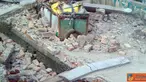 Citizen6, Depok: Pengumpul rongsokan menjadi korban runtuhan tembok langsung dibawa ke rumah sakit terdekat. (Pengirim: Dyah Sukmawati)