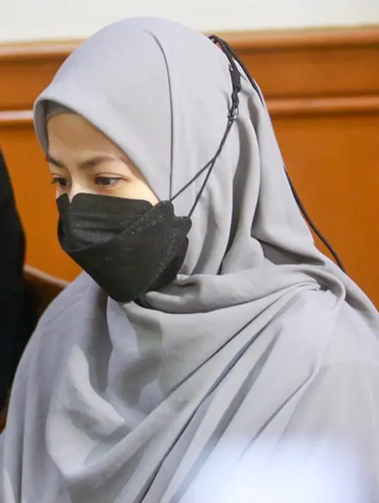 Ini dia potret terbaru Natasha Rizky saat hadiri sidang pernikahan. Caca memakai masker dan ikuti persidangan dengan tertib. Potret Caca di persidangan ini sukses jadi sorotan warganet. (KapanLagi.com)
