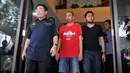 Tersangka penyelundupan sabu seharga Rp 8 miliar diperlihatkan polisi, Jakarta, Kamis (12/11/2015). Polisi hampir dikelabui karena tersangka menyembunyikan sabu di bagian mobil yang sulit dijangkau.  (Liputan6.com/Gempur M Surya)