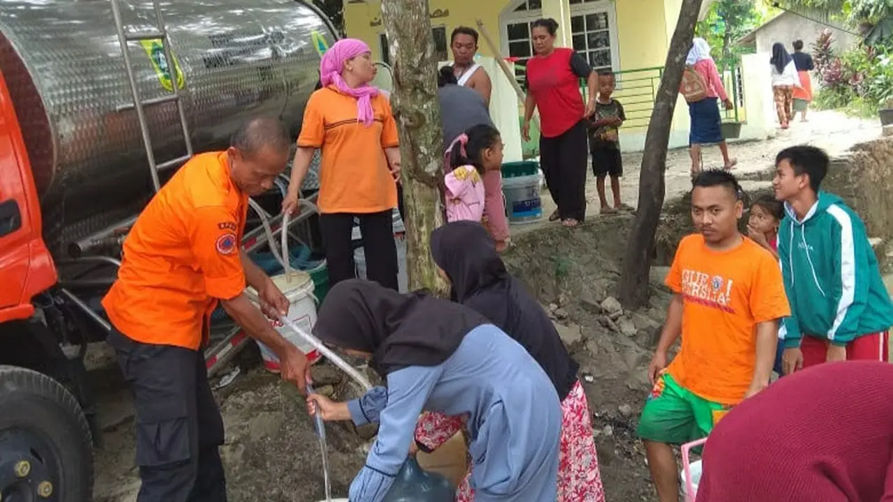 Musim kemarau panjang yang berdampak pada krisis air bersih yang dialami sebagian warga di Kabupaten Bogor, Jawa Barat. Tercatat, 20.756 keluarga yang tersebar di 10 kecamatan terdampak kekeringan.