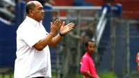 Pelatih Persekam Metro FC, Raja Isa, mengomentari dualisme yang terjadi di klub yang dilatihnya. (Bola.com/Robby Firly)