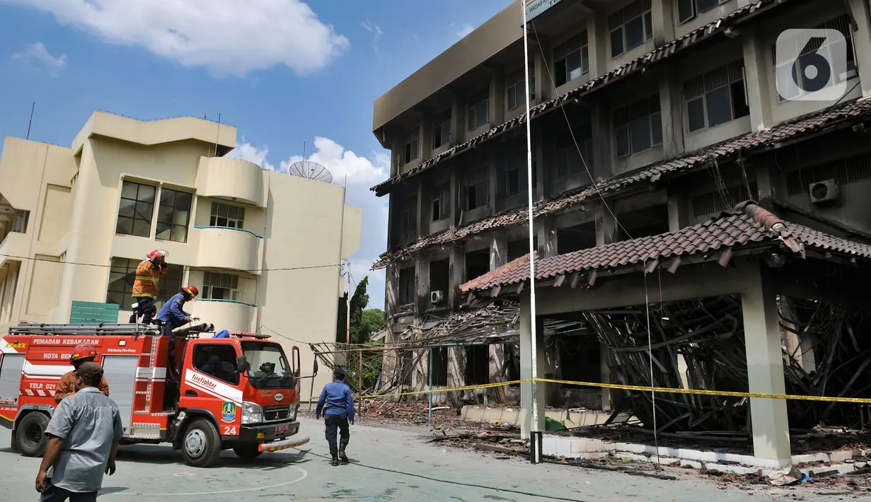 Petugas pemadam kebakaran tiba saat api kembali muncul di Gedung SMK Yadika 6, Jatiwaringin, Pondok Gede, Kota Bekasi, Jawa Barat, Selasa (19/11/2019). Guru, siswa, dan pegawai berjibaku memadamkan api sambil menunggu petugas pemadam kebakaran datang. (merdeka.com/Iqbal Nugroho)