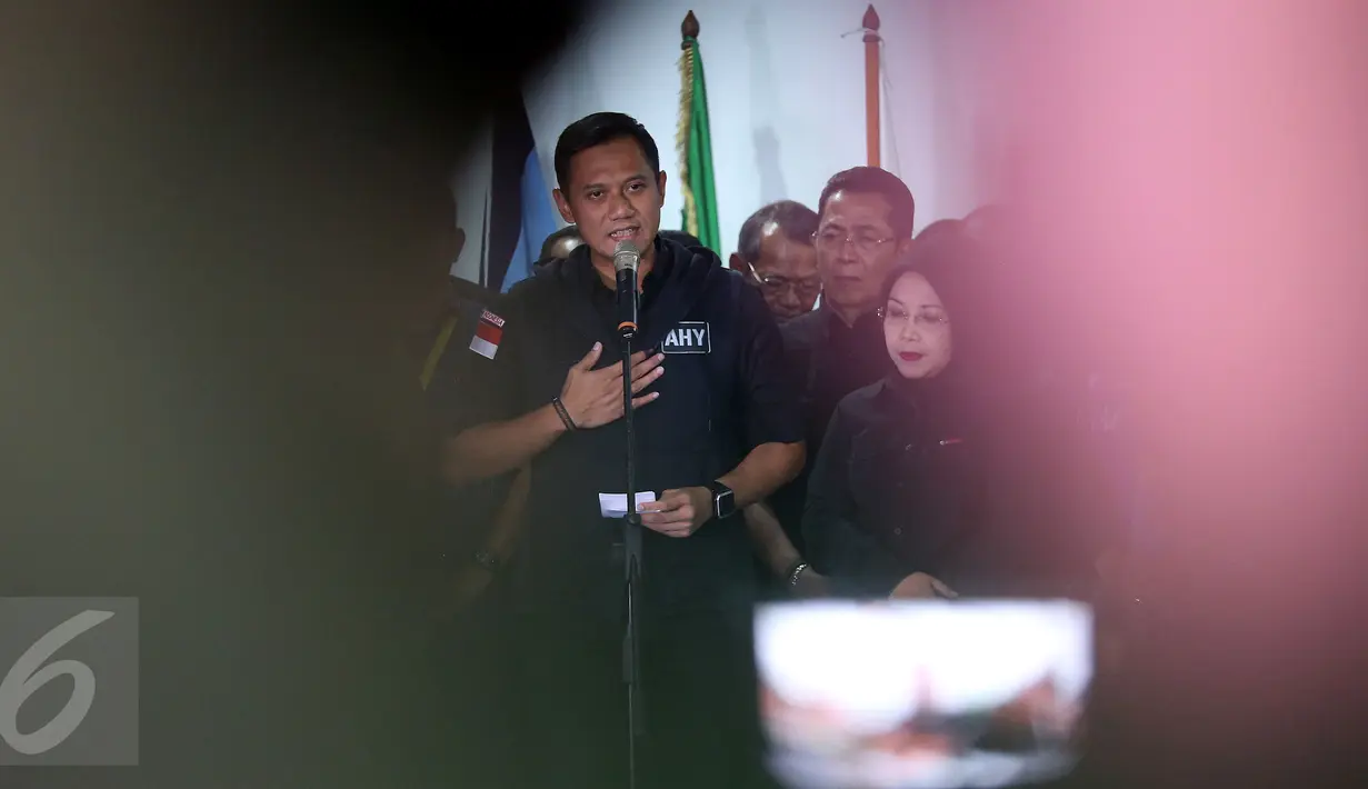  Cagub nomor urut pertama Agus Harimurti Yudhoyono menerima kekalahannya dalam ajang Pilkada 2017 saat konferensi pers di Posko Kemenangan AHY-Sylvi di Wisma Proklamasi, Jakarta, Rabu (15/2). (Liputan6.com/Johan Tallo)