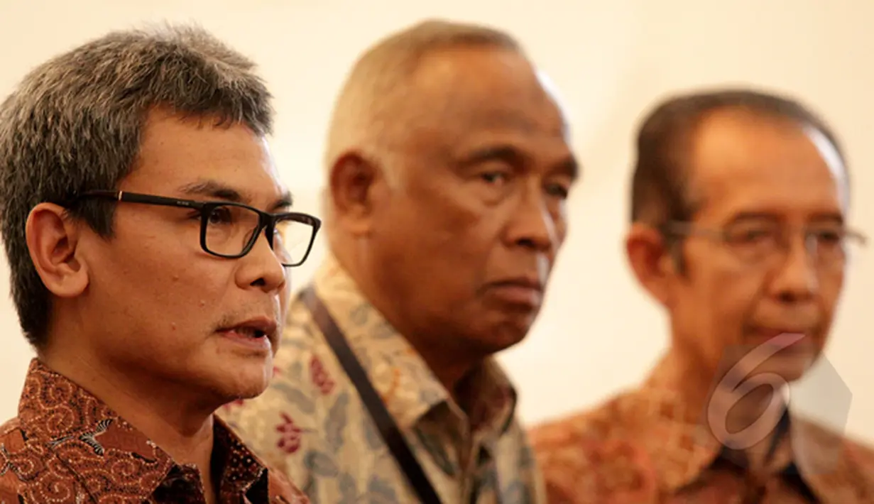 Plt Wakil Ketua KPK, Johan Budi (kiri) usai bertemu Presiden Joko Widodo di Istana Merdeka, Jakarta, Jumat (27/2/2015). Pertemuan ini membahas tentang perkembangan KPK sejak dilantiknya Pimpinan KPK Sementara. (Liputan6.com/Faizal Fanani)