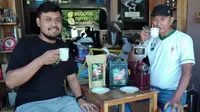 Djoko Susilo dan Rere, kolega sekaligus mantan pemain didikannya bekerjasama bisnis pengolahan kopi di Dampit, Kabupaten Malang. (Bola.com/Gatot Susetyo)