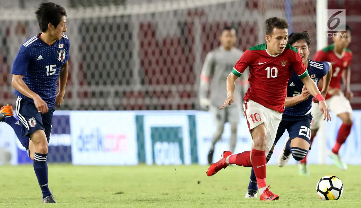 Pesepak bola Timnas Indonesia U-19 dibayang-bayangi pesepak bola Jepang U-19 pada laga uji coba babak pertama di Stadion Utama Gelora Bung Karno (SUGBK), Jakarta, Minggu (25/3). Babak pertama Timnas Indonesia kalah 0-1 (Liputan6.com/Angga Yuniar)