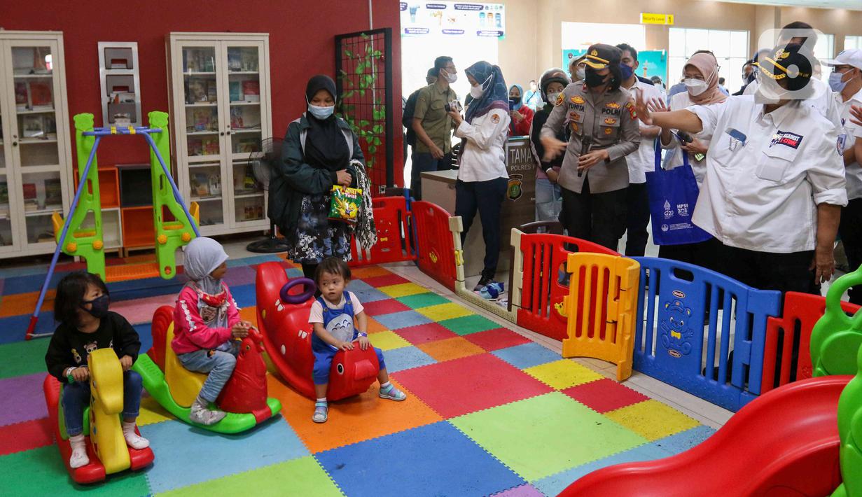 <p>Menteri Lingkungan Hidup dan Kehutanan Siti Nurbaya (kanan) menyapa anak-anak di Terminal Penumpang Pelabuhan Tanjung Priok, Jakarta, Selasa (26/4/2022). Kunjungan tersebut dalam rangka memantau persiapan mudik minim sampah. (Liputan6.com/Herman Zakharia)</p>