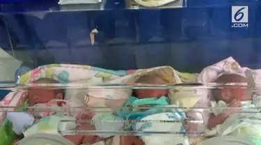 Seorang Ibu melahirkan bayi kembar tiga di atas sebuah kapal cepat.