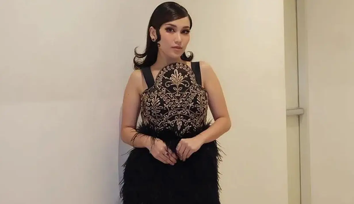 Penampilan Ayu Ting Ting dengan gaun hitam satu ini mencuri perhatian netizen. Tak hanya gaunnya saja, akan tetapi tatanan rambut serta makeup yang dipakai olehnya juga tak luput dari sorotan. (Liputan6.com/IG/@ayutingting92)