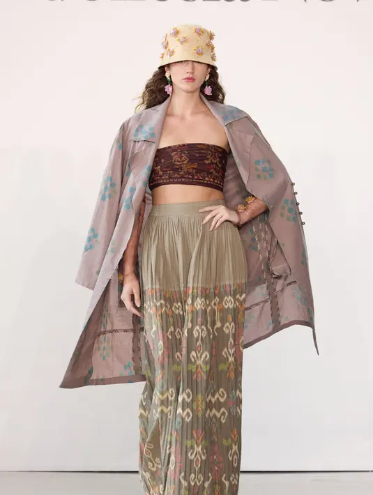 Desainer langganan selebriti Indonesia ini memilih warna kain-kain yang sesuai dengan tren Spring/Summer 2024 seperti nutshell, fondant pink dan cyber lime. [Dok/Didiet Maulana]