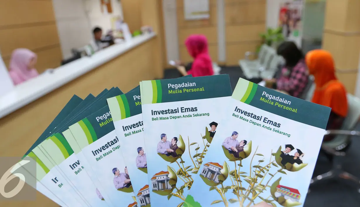 Sejumlah brosur pegadian diperlihatkan petugas di Jakarta, Rabu (29/6). Transaksi gadai di kalangan masyarakat diprediksi akan terus alami peningkatan selama bulan Ramadan hingga Juli. (Liputan6.com/Angga Yuniar)
