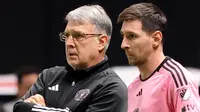 Pemain Inter Miami, Lionel Messi (kanan) bersama sang pelatih Gerardo Martino pada partai uji coba hari Jumat (02/02/2024) dini hari WIB melawan Al Nassr. (AFP)