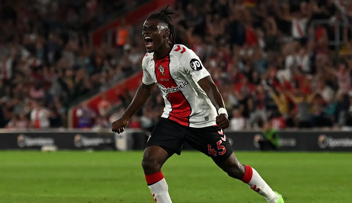 Romeo Lavia. Gelandang Belgia milik Sotuhampton ini menjadi pemain termuda kelima yang melakukan debut di Liga Inggris musim 2022/2023. Ia berusia 18 tahun dan 7 bulan saat diturunkan pelatih Jurgen Klopp pada pekan pertama (6/8/2022) melawan tuan rumah Tottenham Hotspur. Dalam laga yang berujung kekalahan 1-4 tersebut, ia langsung bermain sebagai starter dan tampil penuh selama 90 menit. (AFP/Glyn Kirk)