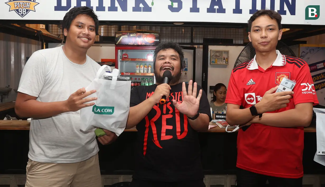 <p>Fans mendapat hadiah saat acara Roaring night Manchester United vs Liverpool di Pitch 98, Kemang, Jakarta Selatan, Minggu (7/4/2024). (Bola.com/M Iqbal Ichsan)</p>