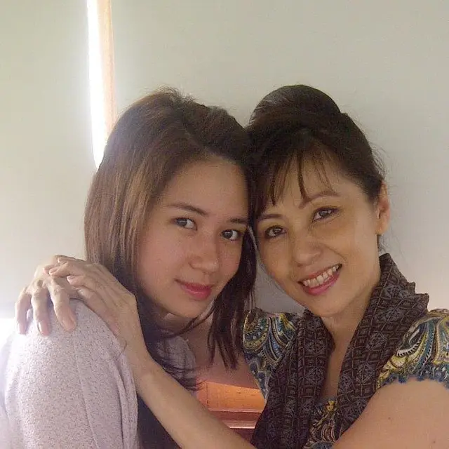7 Potret Kebersamaan Laura Basuki dan Ibunda, Tampil Bak Kakak Adik