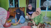 Calon Gubernur Lampung, Rahmat Mirzani Djausal berdialog dengan warga di Desa Tejang Pulau Sebesi, Lampung Selatan.  Foto : (Istimewa).