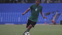 Adam Alis, saat menjalani latihan perdana di klub baru Sriwijaya FC pada Senin (4/1/2/2017). (Bola.com/Riskha Prasetya)