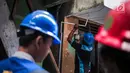 Petugas PLN melakukan pengecekan instalasi jaringan listrik di permukiman padat penduduk kawasan Tambora, Jakarta, Kamis (22/8/2019). Kegiatan tersebut dilakukan sebagai bentuk kepedulian PLN dalam mengajak warga untuk memperhatikan instalasi kelistrikan yang aman. (Liputan6.com/Faizal Fanani)