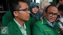 Ketua Muktamar PPP di Bandung Hasan Husairi dan Wasekjen DPP PPP Achmad Baidowi  memberikan keterangan kepada wartawan usai mengunjungi KPK, Jakarta (4/3). Kedatangannya untuk berkoordinasi menjalin super visi dengan KPK. (Liputan6.com/Helmi Afandi)