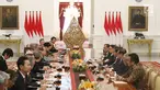 Presiden Joko Widodo menerima kunjungan mantan Perdana Menteri Jepang, Yasuo Fukuda, di Istana Merdeka, Jumat (27/10). Fukuda saat ini menjabat sebagai Ketua Asosiasi Jepang-Indonesia. (Liputan6.com/Angga Yuniar)