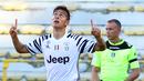 Penyerang Juventus, Paulo Dybala, melakukan selebrasi usai mencetak gol ke gawang Bologna pada giornata terakhir Liga Italia Serie A 2016-2017 di Stadion Renato Dall'Ara, Minggu (28/5/2017). Juventus menang 2-1. (EPA/Giorgio Benvenuti)